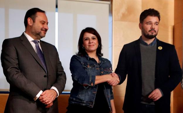 José Luis Ábalos, Adriana Lastra y Gabriel Rufian, durante la primera reunión entre el PSOE y ERC para buscar apoyos a la investidura.