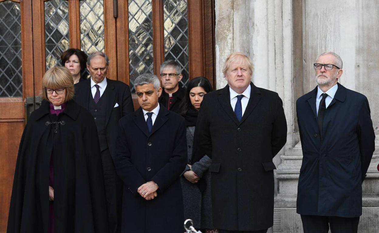 Autoridades presentes en el homenaje a las víctimas del atentado del pasado viernes en el puente de Londres.