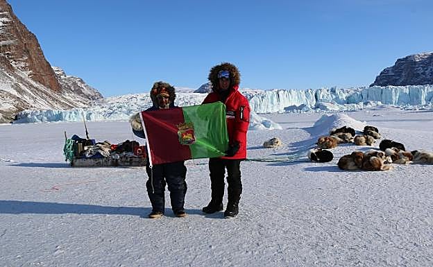 La foto muestra a Manuel Calvo junto a un 'inuit' y sus perros, sobre el mar congelado. 