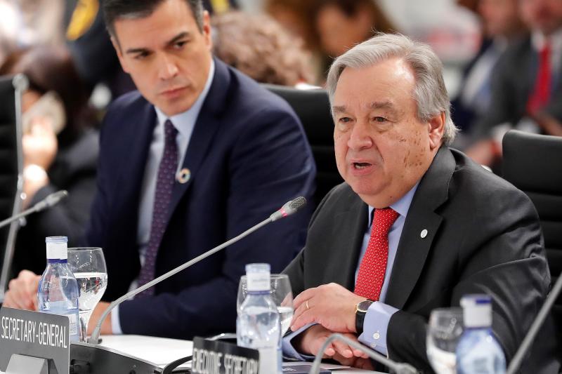 El presidente del Gobierno español, Pedro Sánchez,iz., y el secretario general de la ONU, Antonio Guterres,d., durante la 25 Conferencia de las Partes del Convenio Marco de Naciones Unidas sobre Cambio Climático (COP)