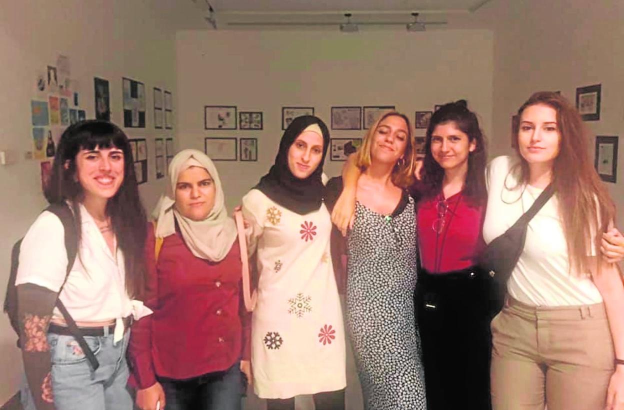 Las cuatro autoras, con la protagonista del documental y una compañera de la Universidad. :: crónica