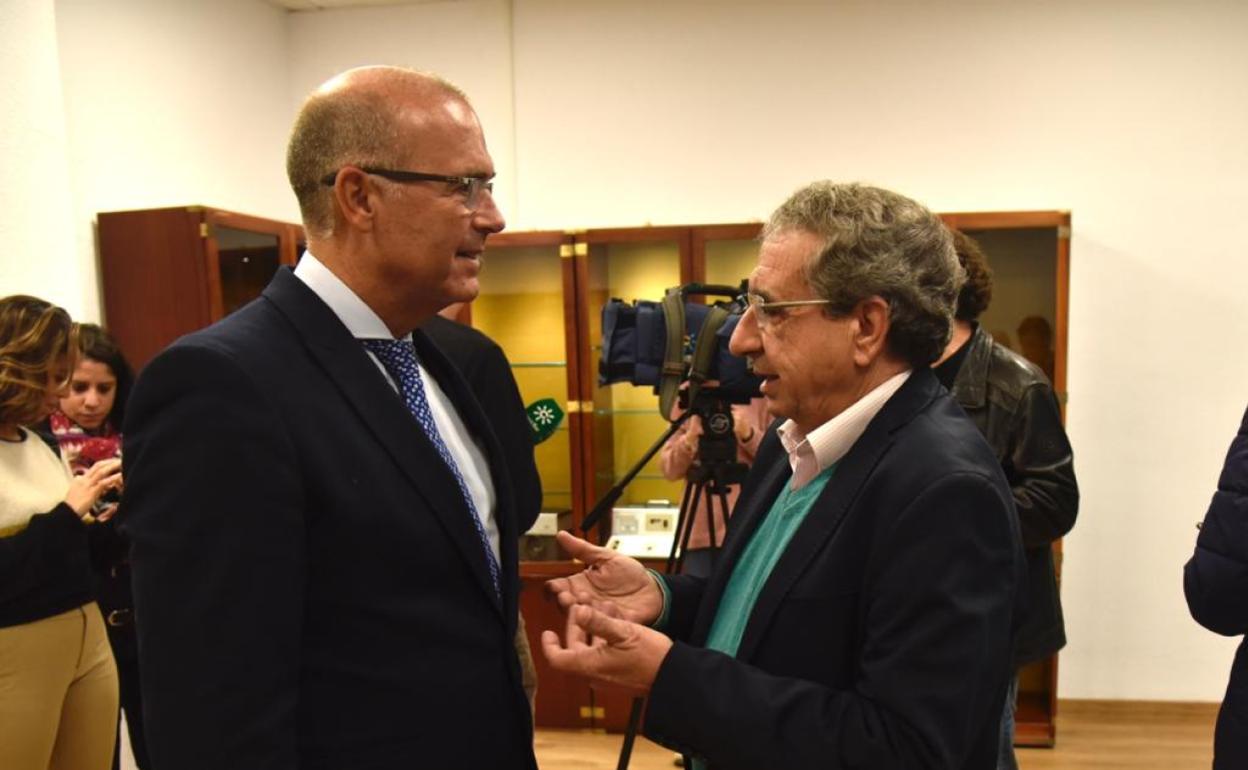 El rector, a la derecha, con Pablo Lara, decano de Medicina, facultad en la que ha votado. 