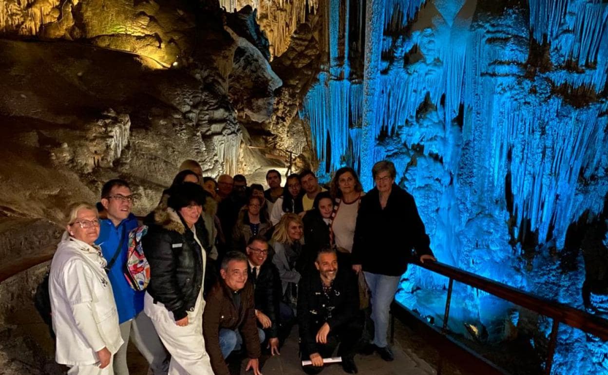 La Cueva de Nerja ilumina de azul su gran columna con motivo del Día Internacional de la Discapacidad