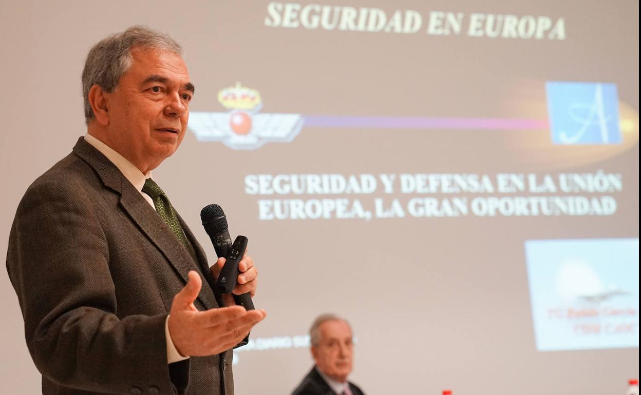 García Servet durante un momento de su intervención; al fondo Carrillo. 