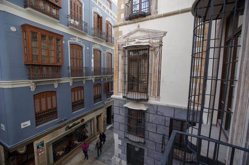 Con 68 habitaciones, y está enclavado en la céntrica calle Granada