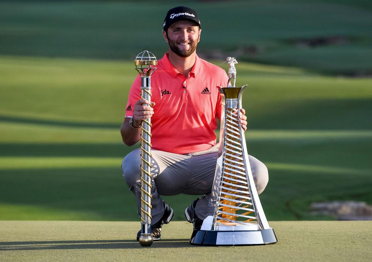 Jon Rahm posa con el título que lo acredita como ganador del Circuito Europeo. :: ap