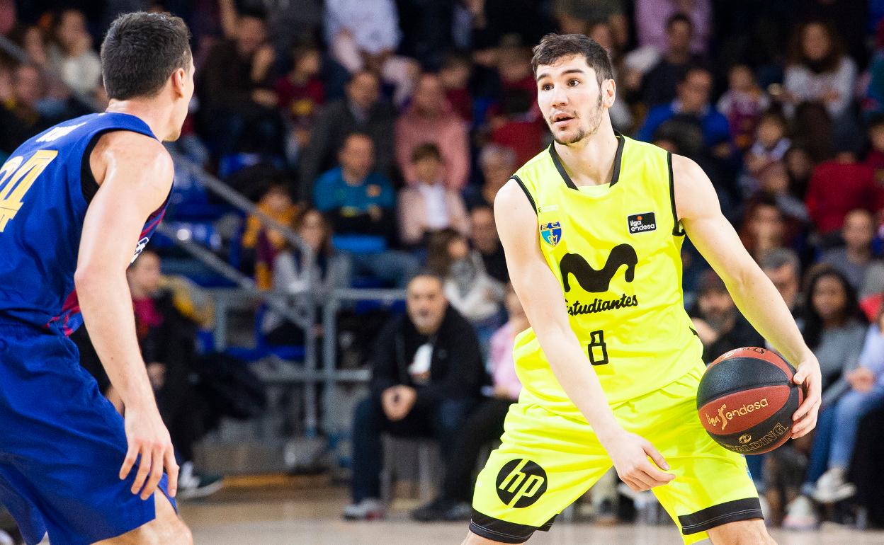 Brizuela, a la derecha de la imagen, en un partido entre el Estudiantes y el Barcelona de esta temporada. 