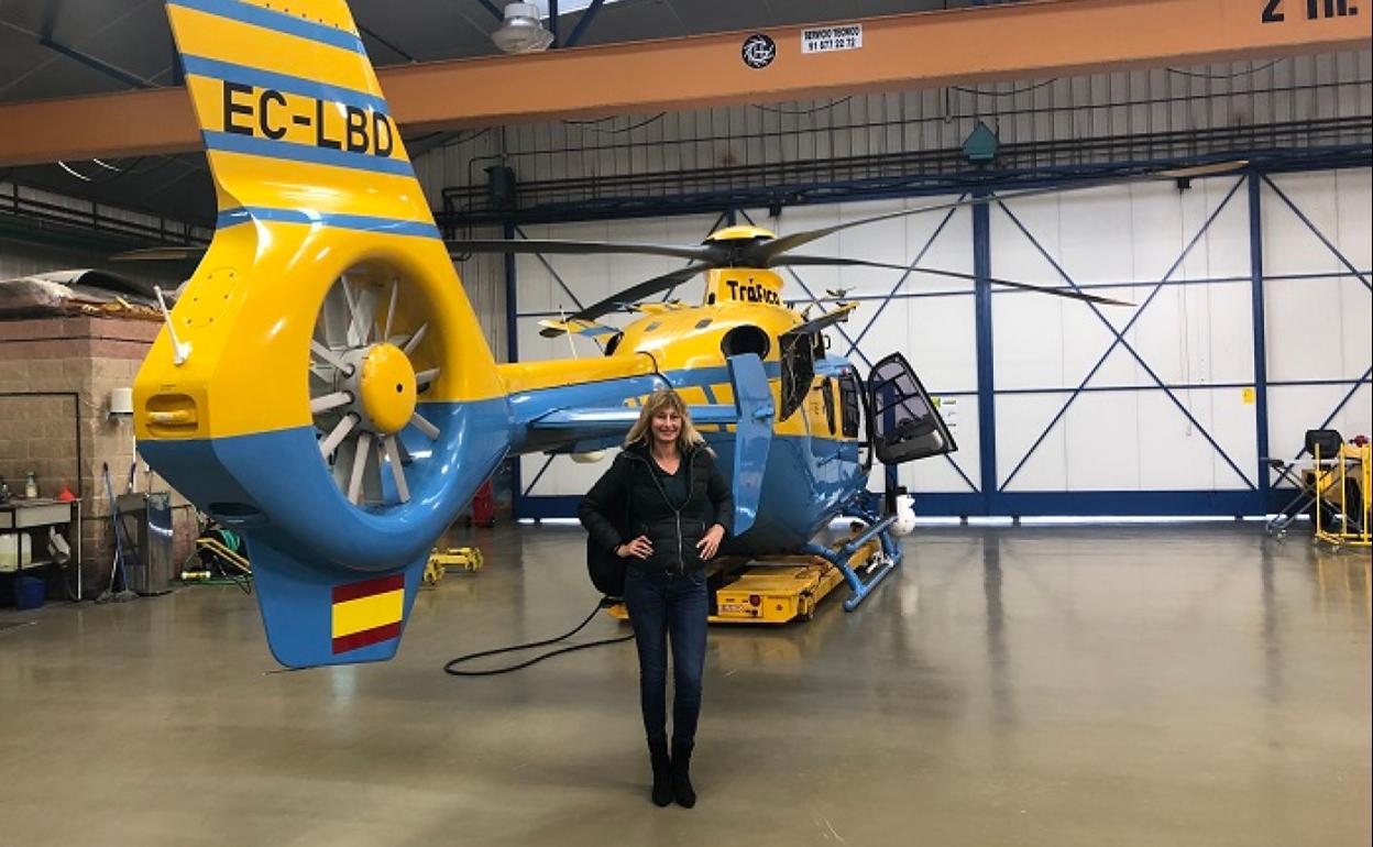 Irene Rivera posa ante un helicóptero AS-355, el modelo que vuela la DGT en Málaga. 