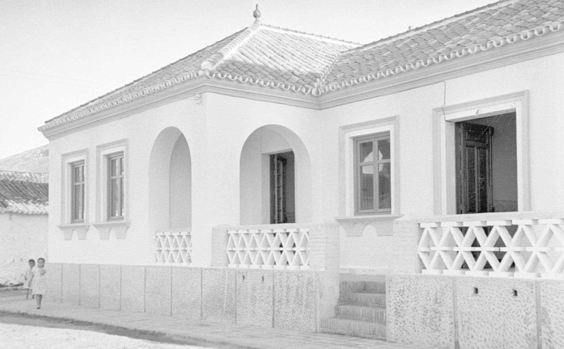 Exterior del Centro Rural de Higiene y Casa Rural de Médico, en el centro de Alhaurín de la Torre en 1952. 