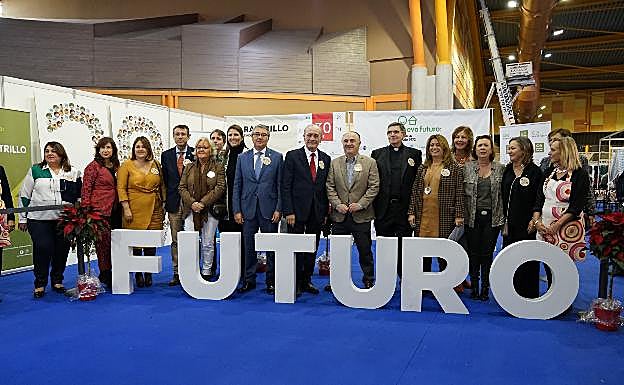 Autoridades y organizadores, en la inauguración del popular Rastrillo de Nuevo Futuro. 