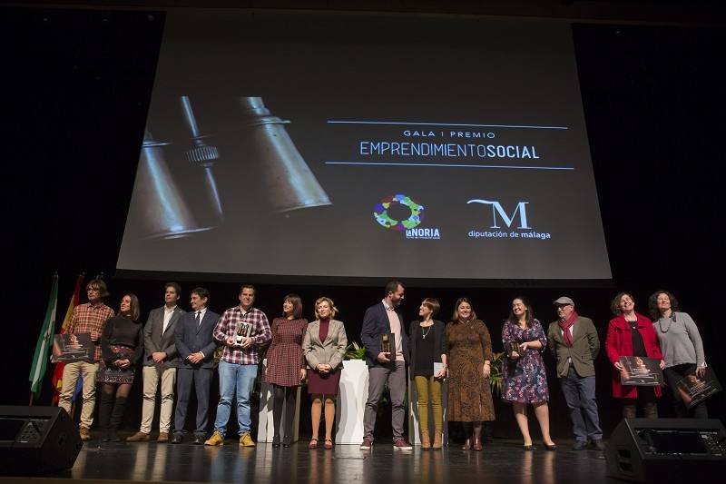 Todos los premiados posan en una foto de familia en el Auditorio Edgar Neville en la I Gala del Premio Emprendimiento Social.