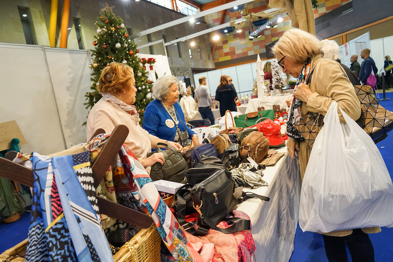 Hasta el lunes se pueden realizar compras, comer o asistir a actuaciones en el Palacio de Ferias de Málaga 