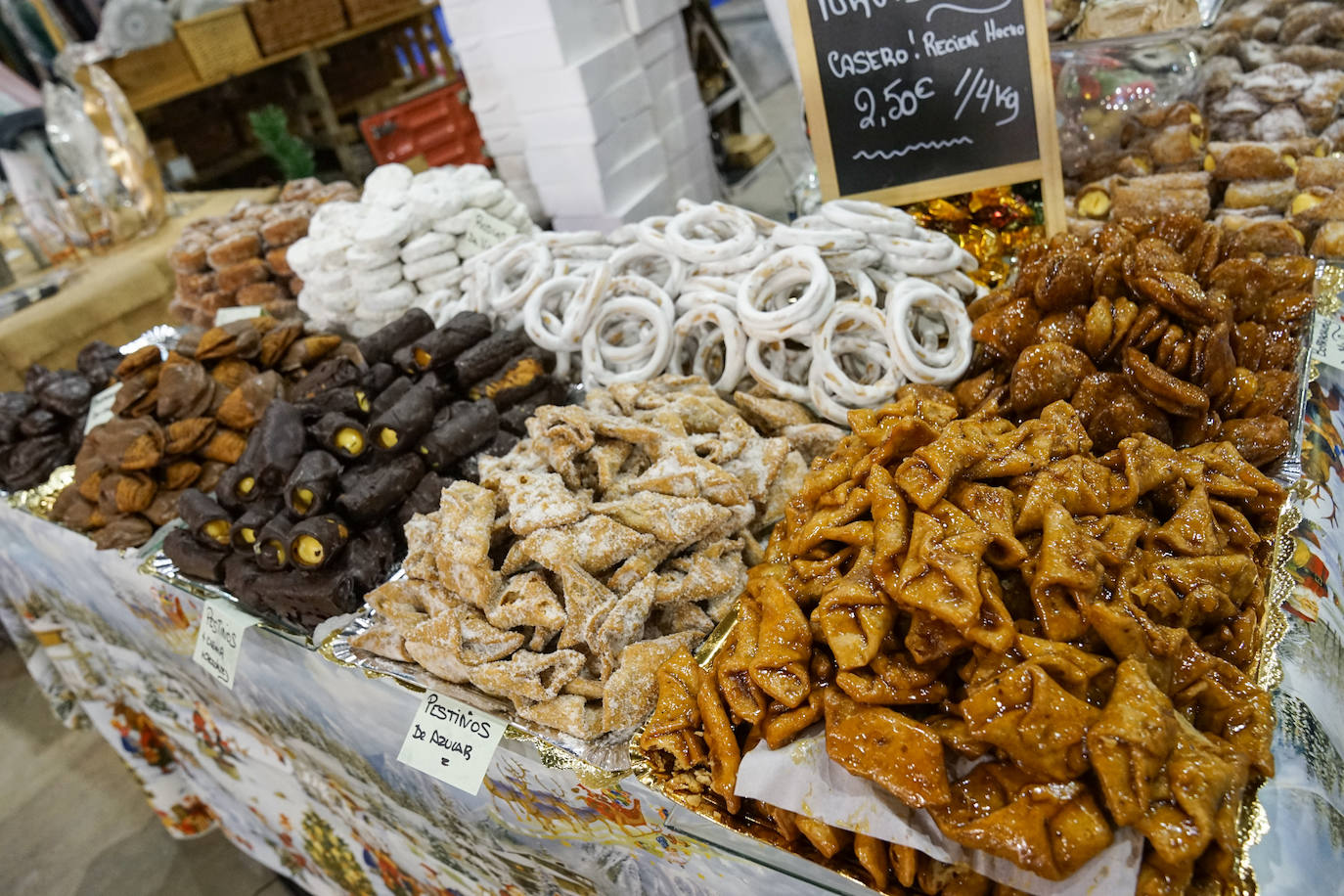 Hasta el lunes se pueden realizar compras, comer o asistir a actuaciones en el Palacio de Ferias de Málaga 