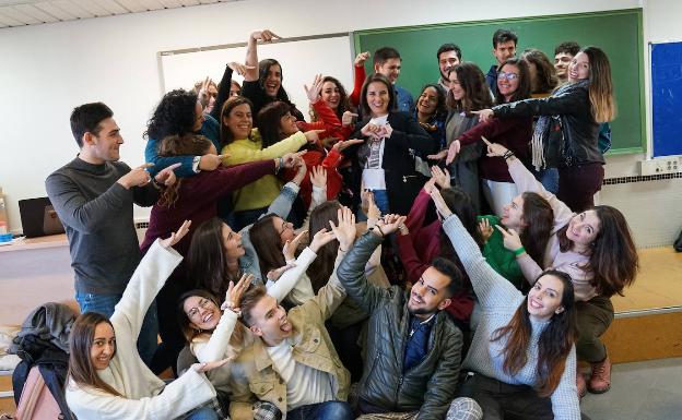 La profesora Sánchez Compaña, con algunos de sus alumnos. 