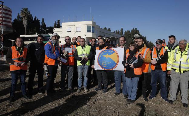 Imagen principal - El colectivo En Aire posa para una foto de familia en Málaga. El expresidente de la Junta de Extremadura, José Antonio Monago, que se ha desplazado hasta la ciudad. La afluencia es internacional, como demuestra esta imagen en la que dos aficionados ojean un catálogo de aviones. 