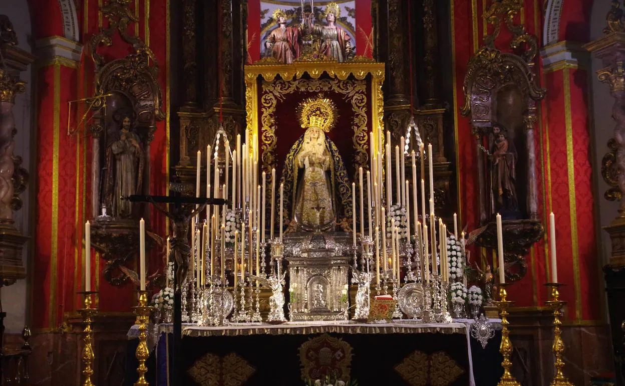 Altar de la Virgen de la Concepción instalado en el presbiterio de la parroquia de los Santos Mártires. 