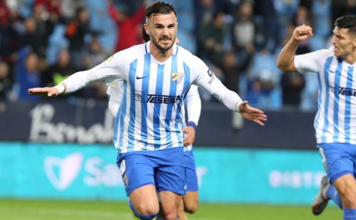 Sadiku celebra uno de sus goles ante el Tenerife.