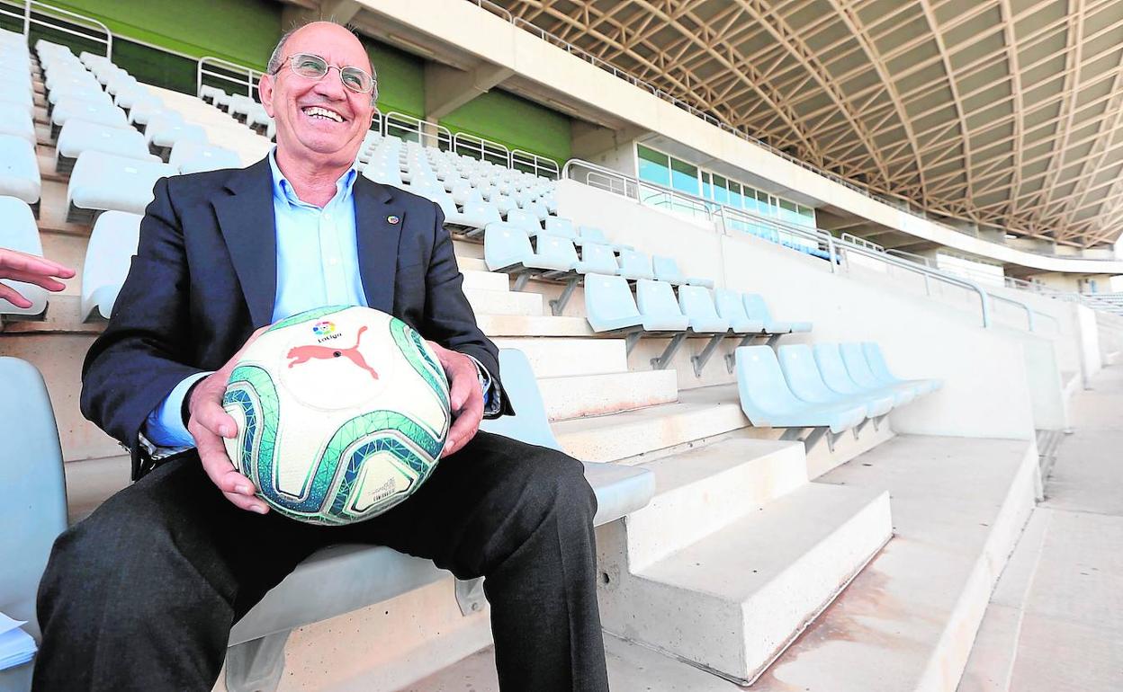 Florentino Villabona, en la grada del estadio de atletismo durante la entrevista con SUR. 