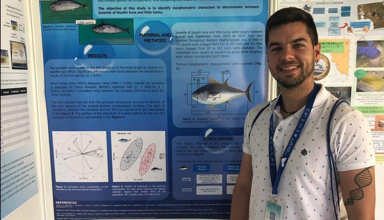 Jairo Castro, junto a su proyecto presentado en el congreso de Jóvenes Investigadores del Mar. 