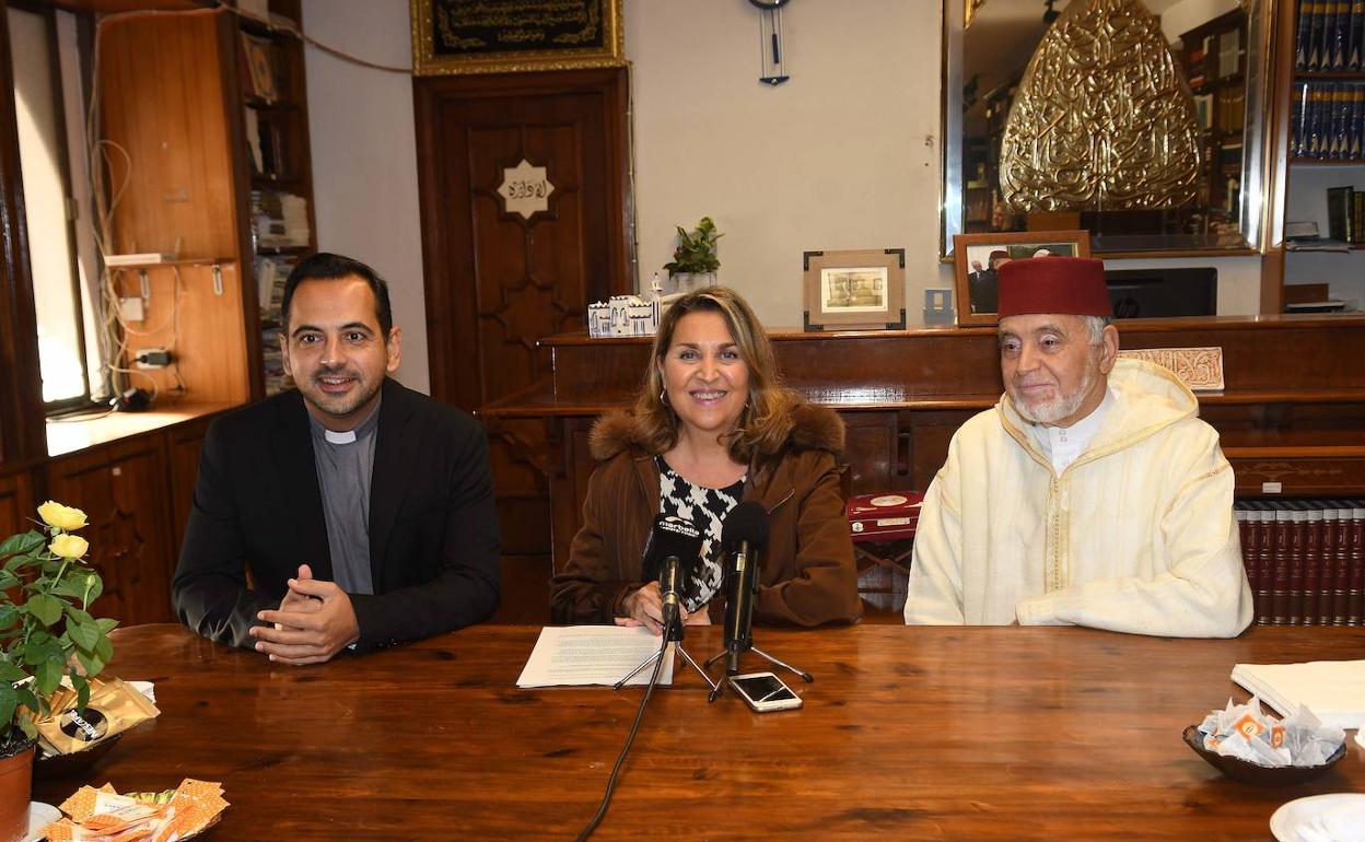 Rafael Vázquez, Isabel Cintado y Allal Bachar, en la presentación del encuentro religioso.