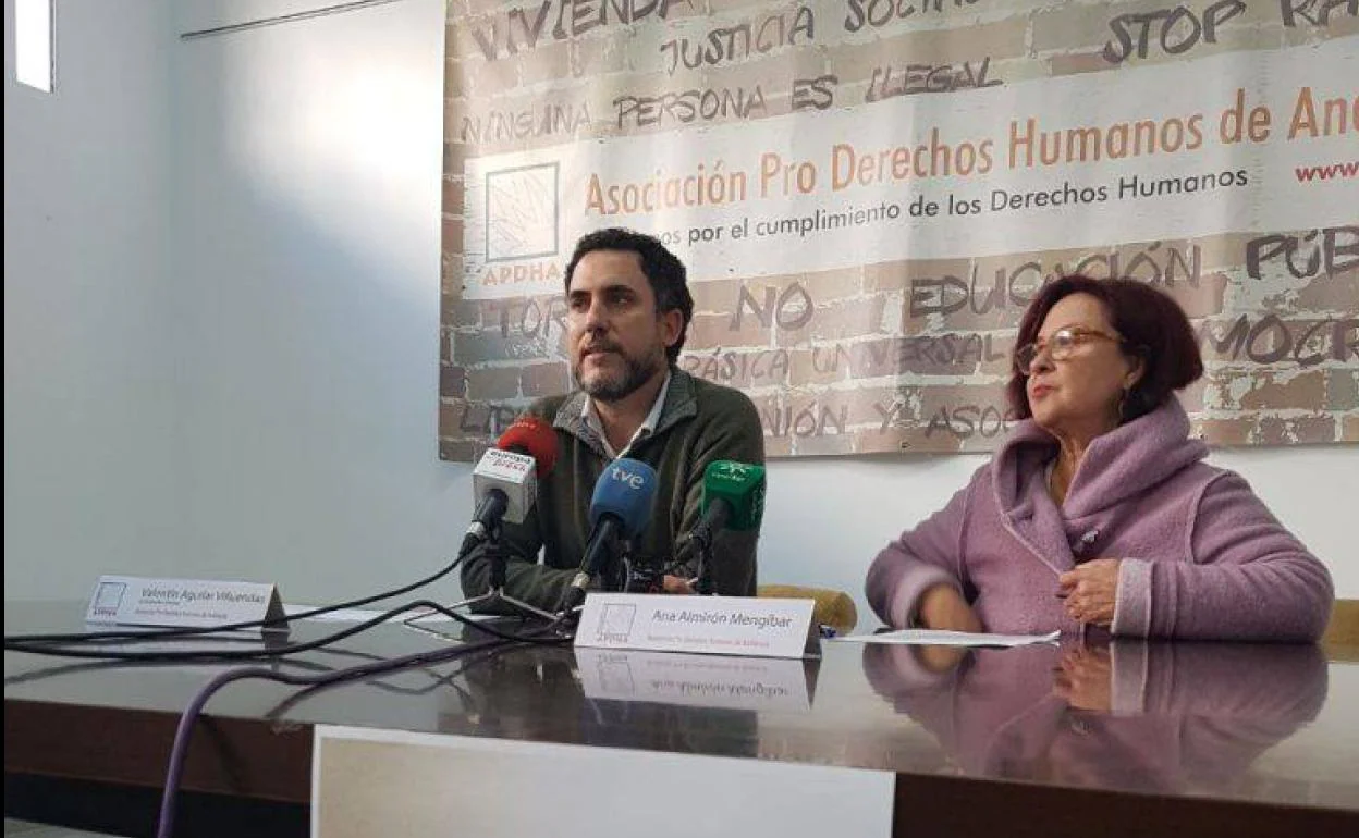 Rueda de prensa con Valentín Aguilar, coordinador general y Ana Almirón, portavoz de APDHA.