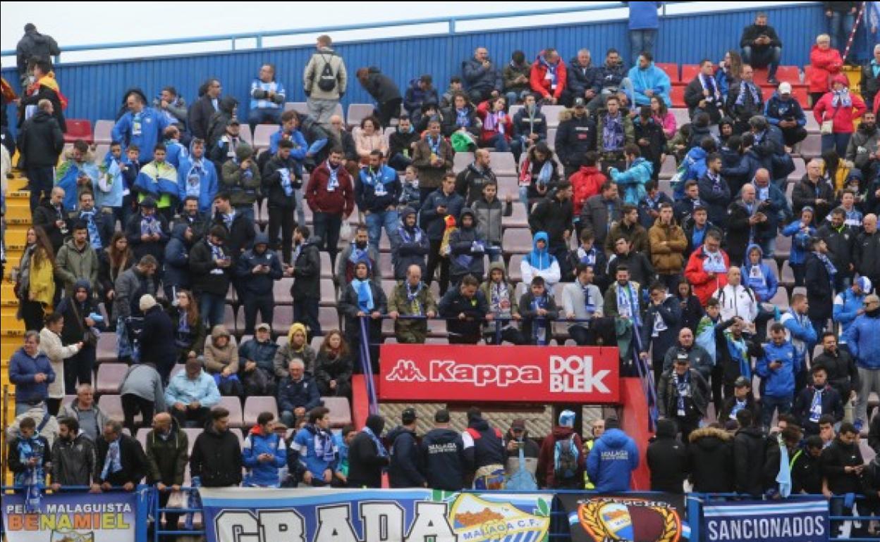 Aficionados del Málaga en el campo de Extremadura la temporada pasada.