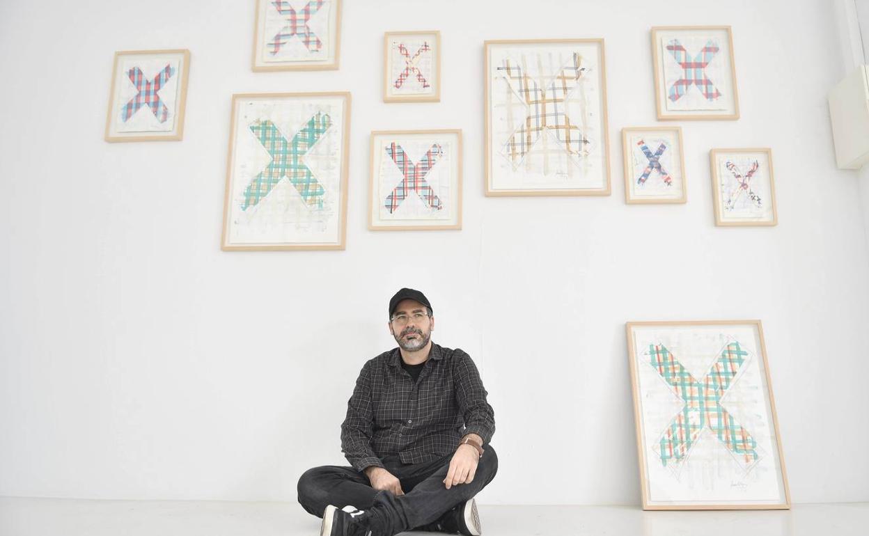Marc Montijano, en la Escuela de San Telmo junto a la serie 'Orden y caos'. 