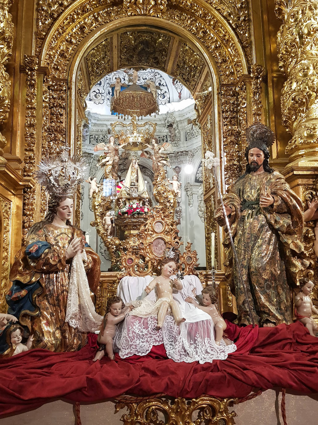 Belén artístico de la iglesia de los Remedios, montado por la Esclavitud de los Remedios con imágenes de Andrés de Carvajal, del siglo XVIII, procedente de altares del templo y que se exponen así en Navidad