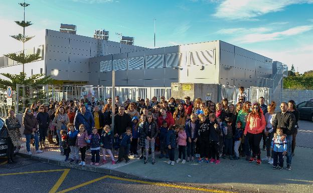 Concentración simultánea en el colegio público Mario Vargas Llosa, también en Marbella. 