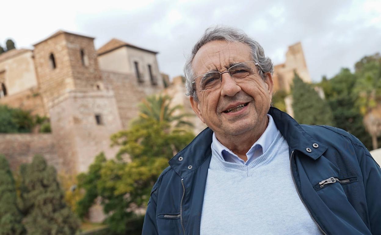 El rector de la Universidad de Málaga, José Ángel Narváez, fotografiado en la terraza del Rectorado con la Alcazaba al fondo. 