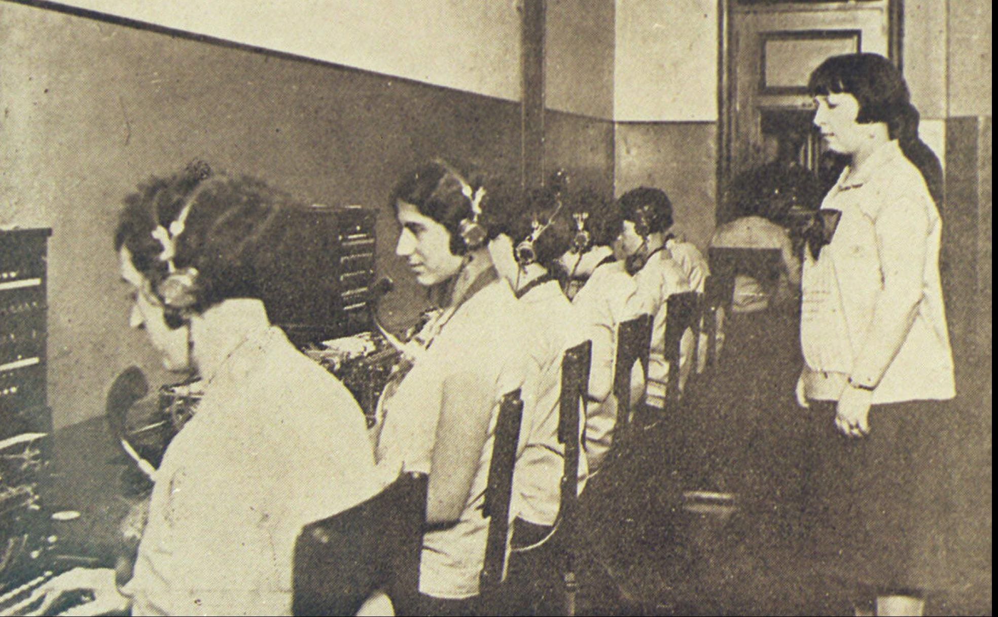 Operadoras que trabajaban en la central telefónica. 