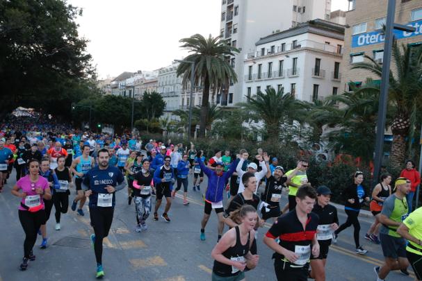 4.200 corredores han participado en la prueba este domingo. EN la imagen, los corredores, atravesando la Alameda Principal