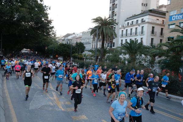 4.200 corredores han participado en la prueba este domingo. EN la imagen, los corredores, atravesando la Alameda Principal