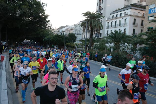 4.200 corredores han participado en la prueba este domingo. EN la imagen, los corredores, atravesando la Alameda Principal