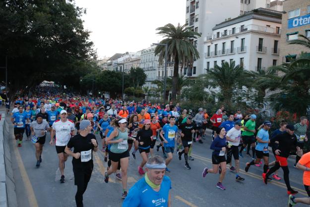 4.200 corredores han participado en la prueba este domingo. EN la imagen, los corredores, atravesando la Alameda Principal