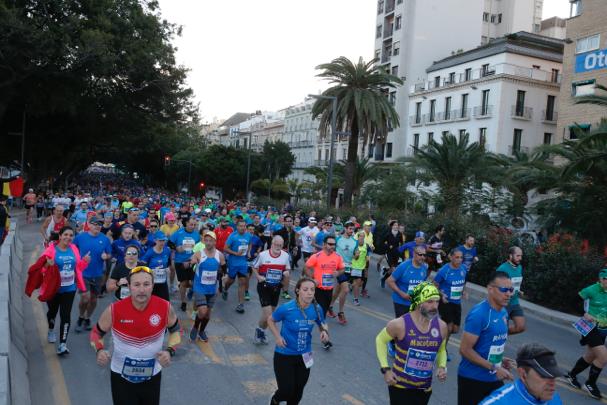 4.200 corredores han participado en la prueba este domingo. EN la imagen, los corredores, atravesando la Alameda Principal