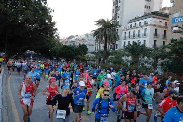 4.200 corredores han participado en la prueba este domingo. EN la imagen, los corredores, atravesando la Alameda Principal