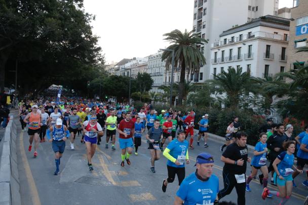 4.200 corredores han participado en la prueba este domingo. EN la imagen, los corredores, atravesando la Alameda Principal