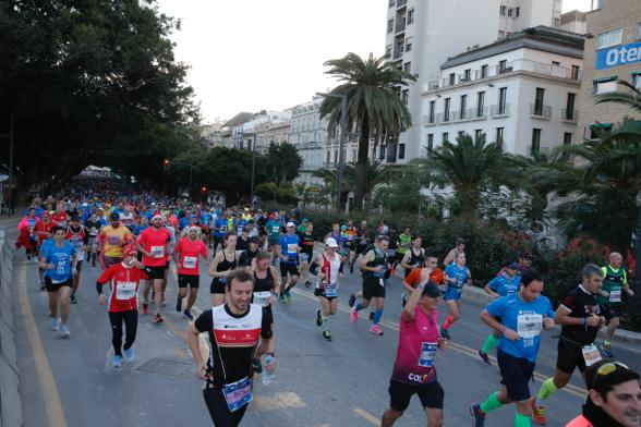 4.200 corredores han participado en la prueba este domingo. EN la imagen, ñps corredores, atravesando la Alameda Principal