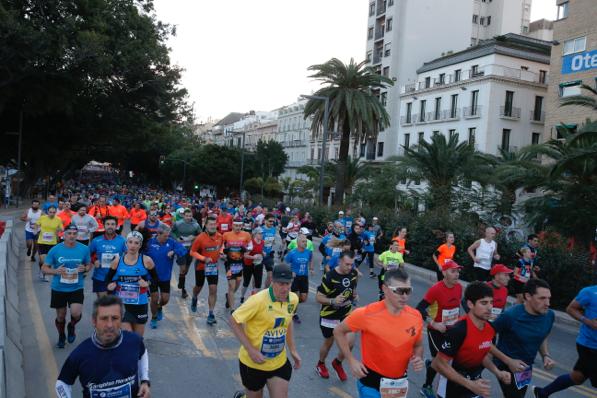 4.200 corredores han participado en la prueba este domingo. EN la imagen, los corredores, atravesando la Alameda Principal