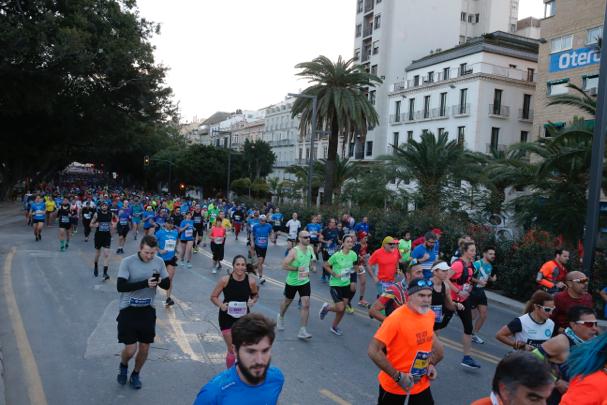 4.200 corredores han participado en la prueba este domingo. EN la imagen, los corredores, atravesando la Alameda Principal