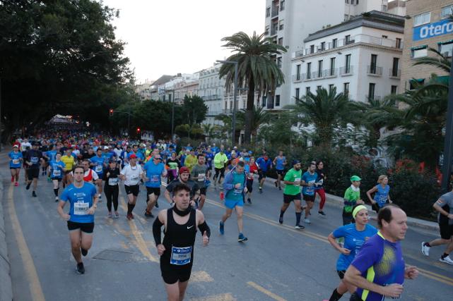 4.200 corredores han participado en la prueba este domingo. EN la imagen, los corredores, atravesando la Alameda Principal