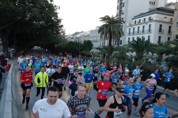 4.200 corredores han participado en la prueba este domingo. EN la imagen, los corredores, atravesando la Alameda Principal