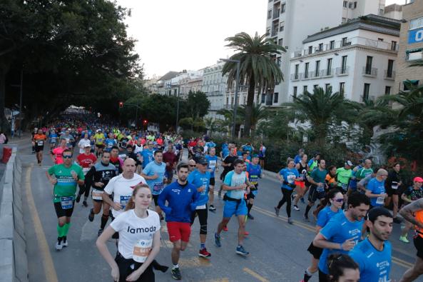 4.200 corredores han participado en la prueba este domingo. EN la imagen, los corredores, atravesando la Alameda Principal