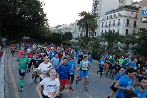 4.200 corredores han participado en la prueba este domingo. EN la imagen, los corredores, atravesando la Alameda Principal