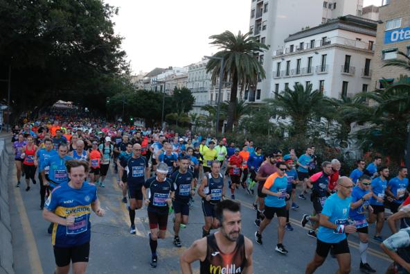 4.200 corredores han participado en la prueba este domingo. EN la imagen, los corredores, atravesando la Alameda Principal