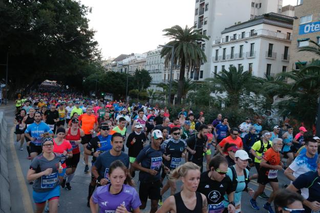 4.200 corredores han participado en la prueba este domingo. EN la imagen, los corredores, atravesando la Alameda Principal