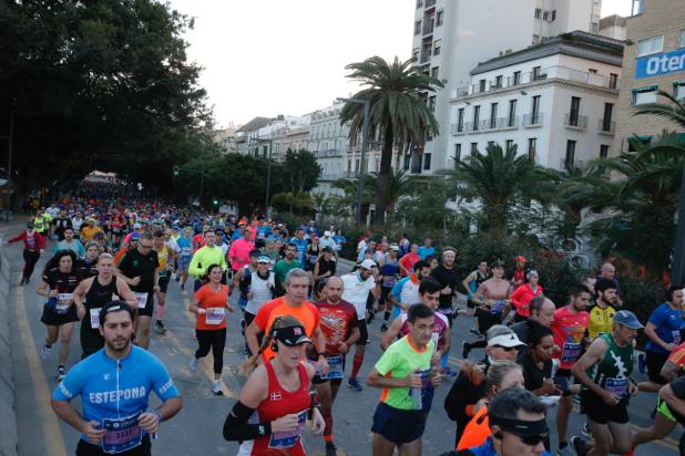 4.200 corredores han participado en la prueba este domingo. EN la imagen, los corredores, atravesando la Alameda Principal