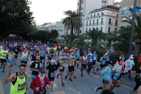 4.200 corredores han participado en la prueba este domingo. EN la imagen, los corredores, atravesando la Alameda Principal