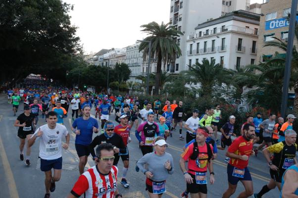 4.200 corredores han participado en la prueba este domingo. EN la imagen, los corredores, atravesando la Alameda Principal